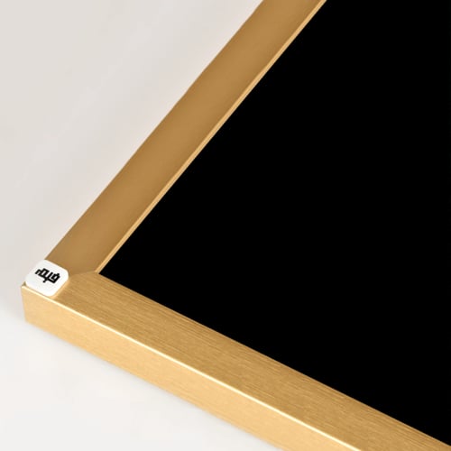 لوحة جدارية تصور يد فتاة وكف نمر بخلفية سوداء