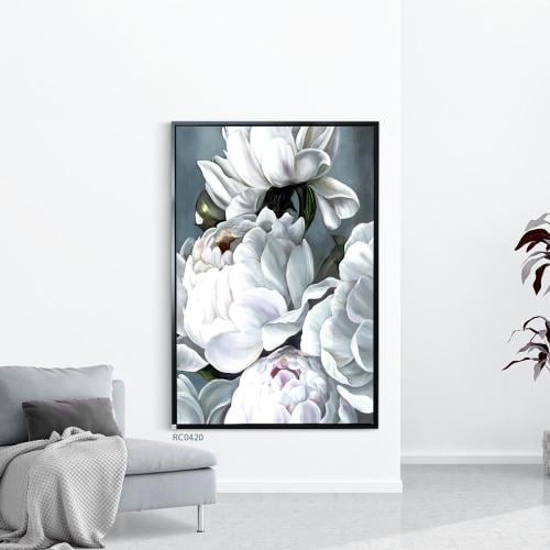 لوحة جدارية كانفس تصور ورود باللون الابيض وخلفية ب...
