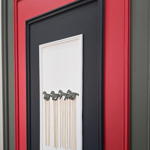 لوحة جدارية فاخرة بتصميم خيول وسلاسل ذهبية بإطارات...