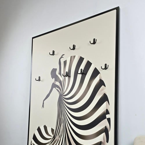 لوحة جدارية كانفس مزودة بعلاقات معدنية فتاة