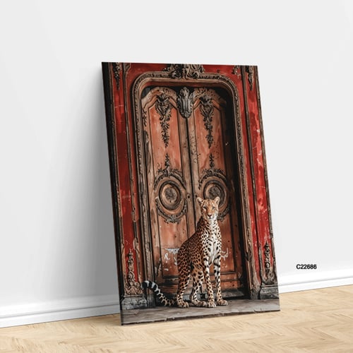 لوحة جدارية كانفس تصور فهد وفي خلفه باب خشبي قديم