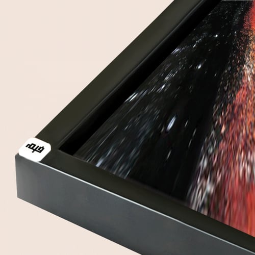 لوحة جدارية كانفس تجسد فتاة متكئة بتدرجات البيج وا...