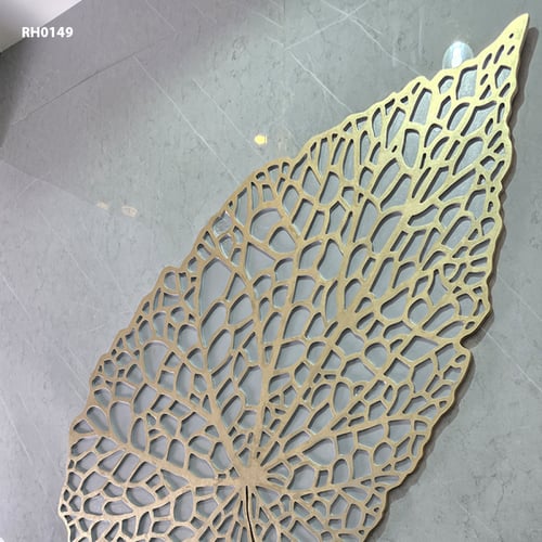 ديكور جداري خشبي بتصميم يجسد شكل ورقة شجر كبيرة بت...