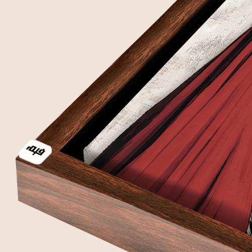 لوحة جدارية كانفس لفتاة ترتدي برقع تقليدي قديم