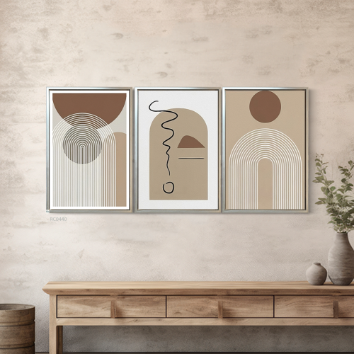 لوحة جدارية تصور اشكال هندسية بتدرجات البيج والبني