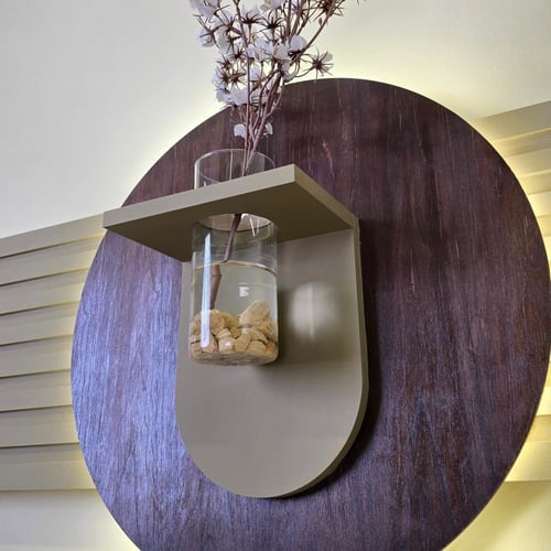 لوحة جدارية خشبية بتصميم انيق مزودة بإضاءة LED ومز...