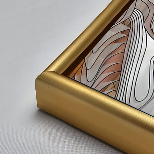 لوحة جدارية اكريليك تتميز بتصميم يضم خطوطًا وتموجا...