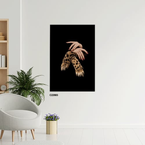 لوحة جدارية تصور يد فتاة وكف نمر بخلفية سوداء