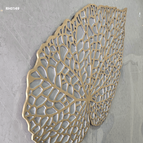 ديكور جداري خشبي بتصميم يجسد شكل ورقة شجر كبيرة بت...