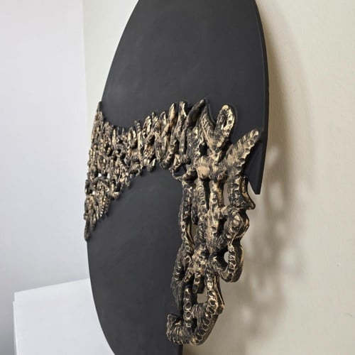 لوحة خشبية مفرغة من الوسط بتصميم شبكي يشبه الاغصان