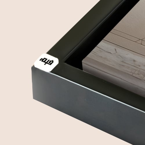 لوحة جدارية كانفس تصور مدخل يطل على حديقة خضراء وم...