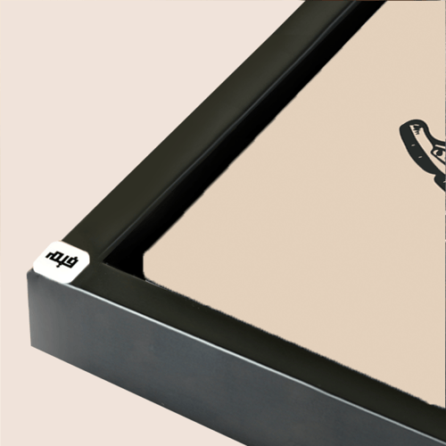 لوحة جدراية تحتوي كأس قهوة باللون البيج والاسود