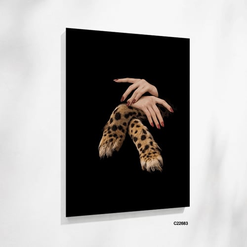 لوحة جدارية تصور يد فتاة وكف نمر بخلفية سوداء