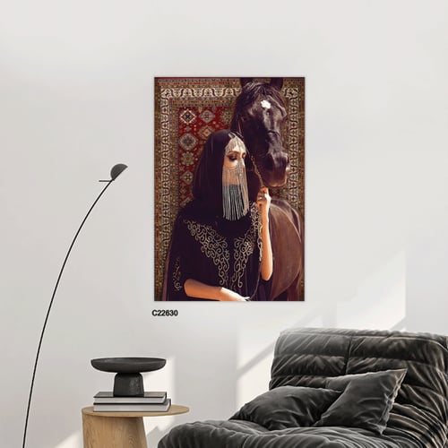 لوحة جدارية فتاة ترتدي البرقع وممسكة بخيل بني بخلف...