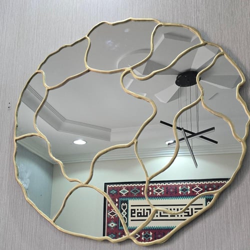 مرايا اطار خشب يقسمها من الداخل