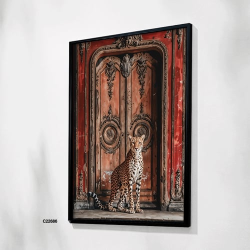 لوحة جدارية كانفس تصور فهد وفي خلفه باب خشبي قديم