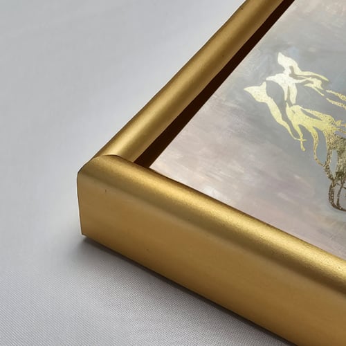 لوحة جدارية تتميز بتصميم يصور خيول بتدرجات من الذه...