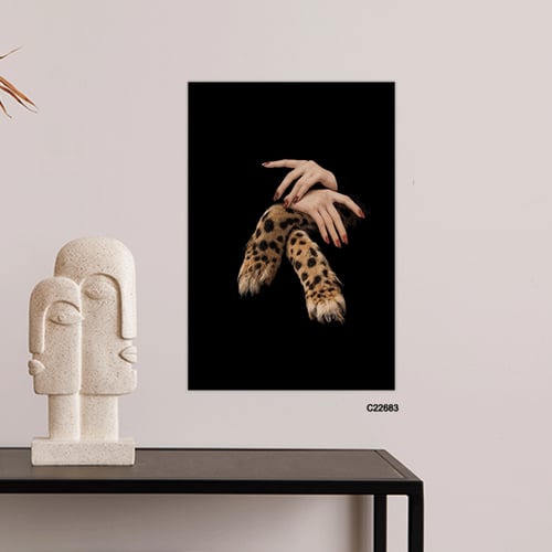 لوحة جدارية تصور يد فتاة وكف نمر بخلفية سوداء