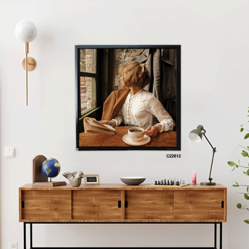 لوحة جدارية كانفس تصور فتاة حاملة لكوب من القهوة
