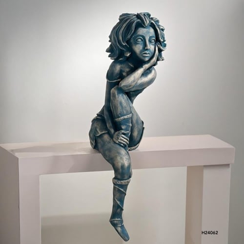 تمثال لشخصية انثوية حالمة تجلس بوضعية تأملية على ح...