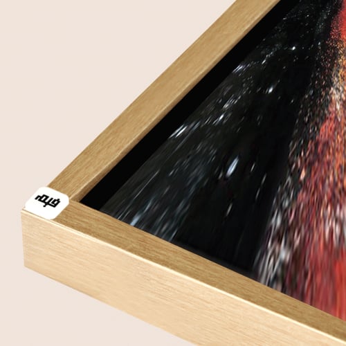 لوحة جدارية كانفس تجسد فتاة متكئة بتدرجات البيج وا...