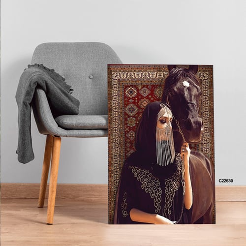 لوحة جدارية فتاة ترتدي البرقع وممسكة بخيل بني بخلف...