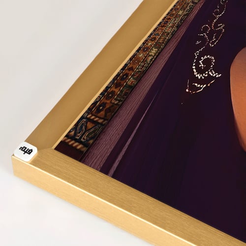 لوحة جدارية فتاة ترتدي البرقع وممسكة بخيل بني بخلف...