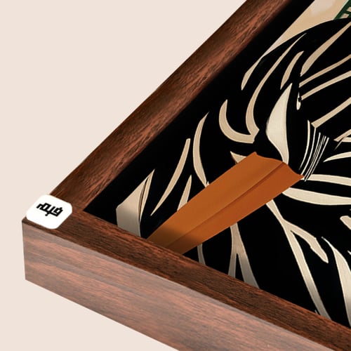 لوحة جدارية كانفس تصور شخصية انثوية بأسلوب تجريدي