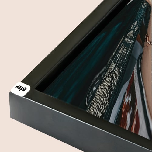 لوحة جدارية كانفس فتاة بخلفية نقوش سجاد بتدرجات ال...