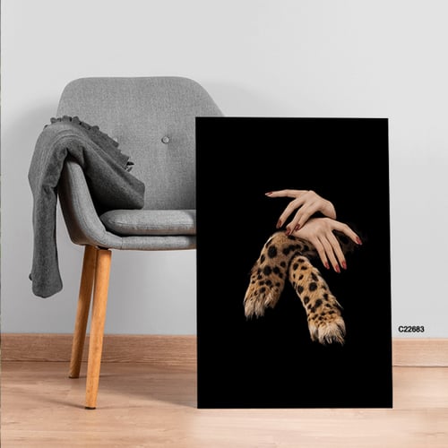 لوحة جدارية تصور يد فتاة وكف نمر بخلفية سوداء