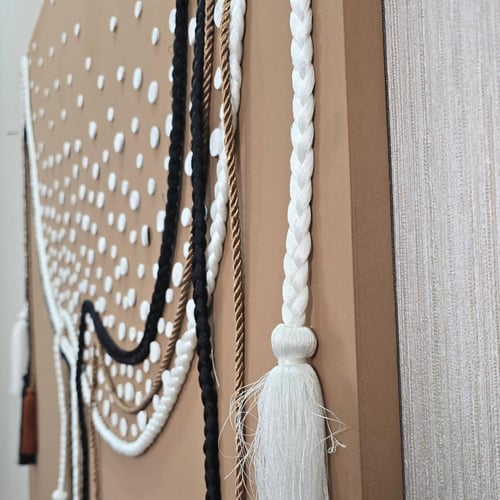 لوحة يدوية بتصميم يدمج الحبال والجبس