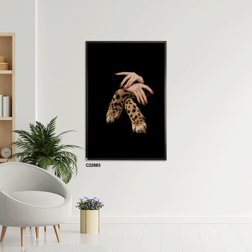 لوحة جدارية تصور يد فتاة وكف نمر بخلفية سوداء