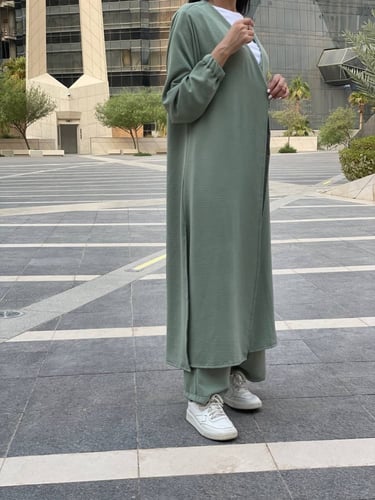 بدلة (عباية) زيتي