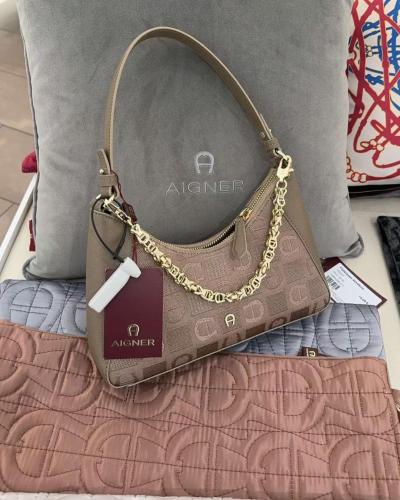 حقيبة aigner