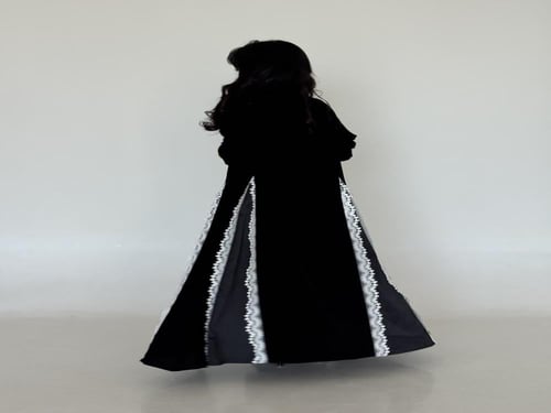 عباية كريب ملكي مع جوانب دانتيل أبيض