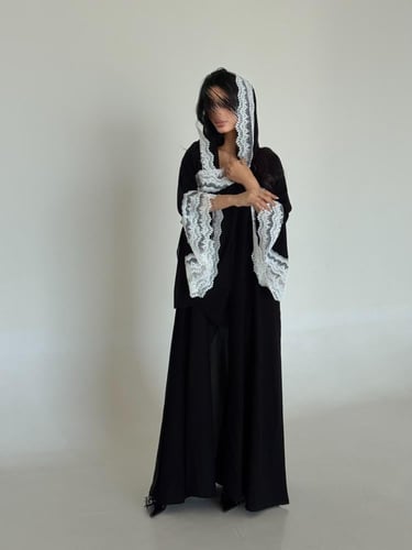 عباية دانتيل أبيض مع أكمام كلوش