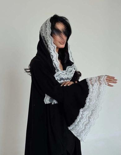 عباية دانتيل أبيض مع أكمام كلوش