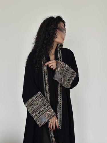 عباية نص كلوش كريب ملكي بتطريز فاخر