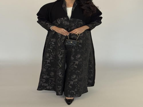 عباية قماش كريب مع تفته هندي من الأمام