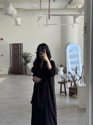 عباية كريب ملكي مع جوانب دانتيل أسود