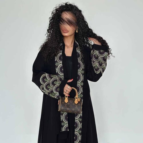 عباية نص كلوش كتان مطرز في الاكمام