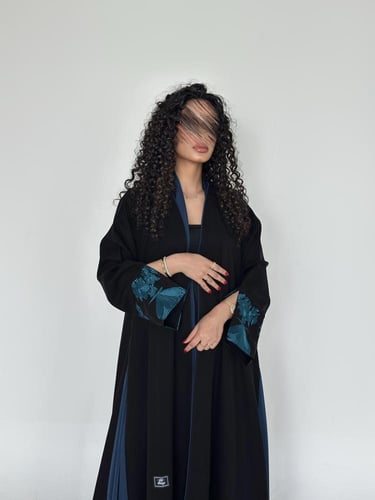 عباية نص كلوش كتان مع تطريز ازرق