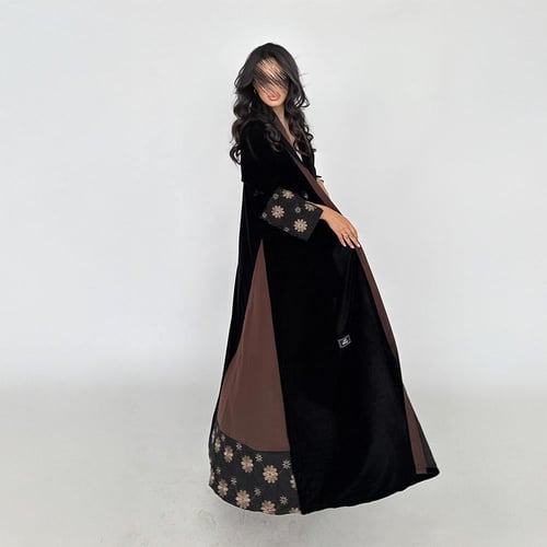 عباية أسود مع تطريز مورد وجوانب بني