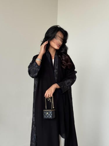 عباية قماش كريب مع تفته هندي من الخلف