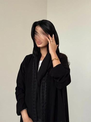 عباية كريب ملكي مع تطريز أسود أمامي