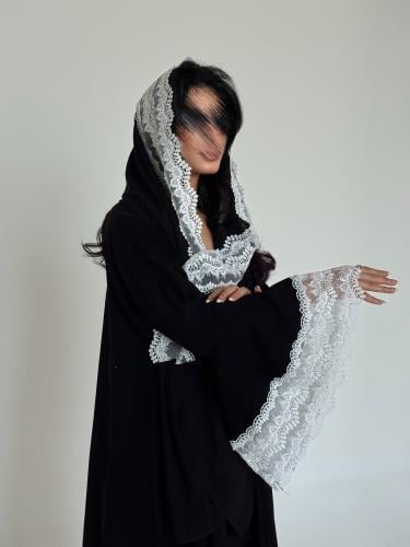 عباية دانتيل أبيض مع أكمام كلوش
