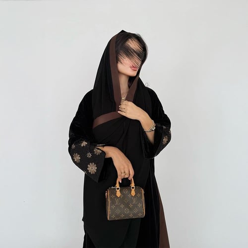 عباية أسود مع تطريز مورد وجوانب بني