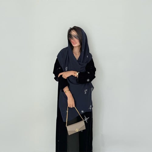 عباية قماش مخمل كحلي مطرز نجوم فخم