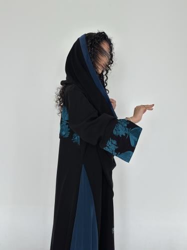 عباية نص كلوش كتان مع تطريز ازرق