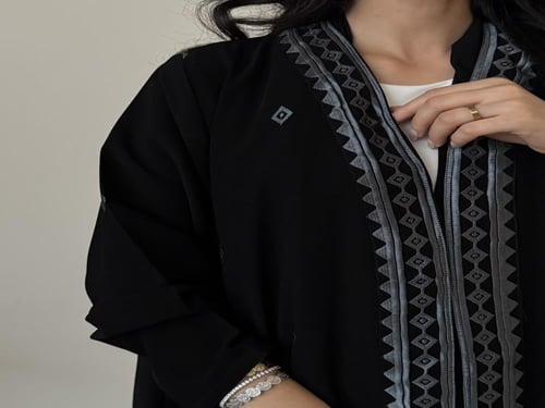 عباية كريب ملكي مع تطريز رمادي أمامي